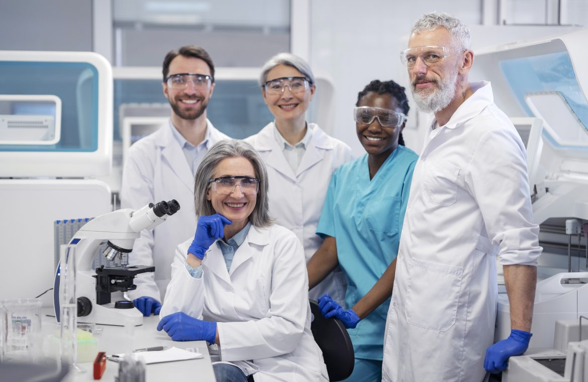 doctor-realizando-investigaciones-medicas-en-laboratorio