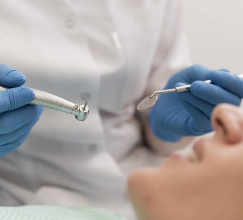 paciente-de-sexo-femenino-que-tiene-un-procedimiento-realizado-en-el-dentista